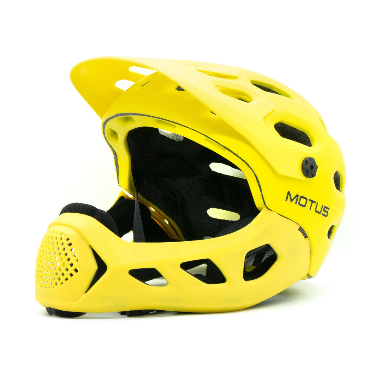 Kask MOTUS MTB żółty z założoną osłoną podbródka i daszkiem, widok 3/4 z przodu, białe tło.