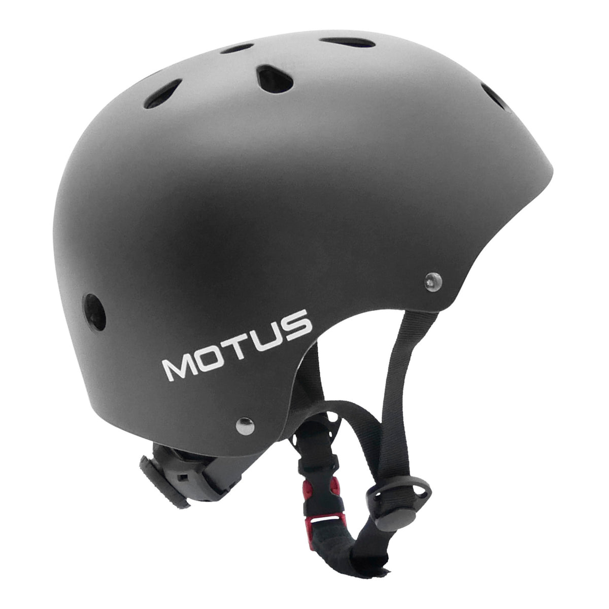 Kask regulowany MOTUS czarny, widok 3/4 od tyłu: matowa czarna skorupa, białe logo MOTUS, pokrętło regulacji i paski z czerwoną sprzączką.
