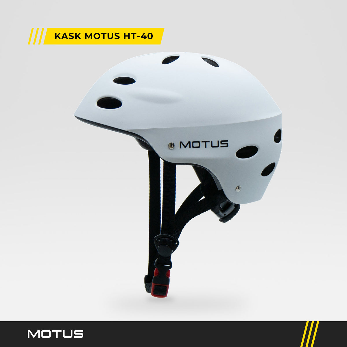 Biały kask MOTUS HT-40, widok 3/4 z boku: czarne logo MOTUS, otwory wentylacyjne, pokrętło regulacji z tyłu i pasek z czerwoną klamrą.