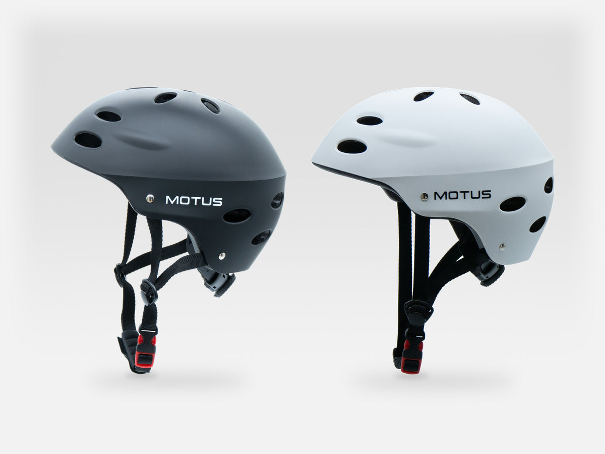 Kask MOTUS HT-40 w kolorze czarnym i białym, widok 3/4 z boku.