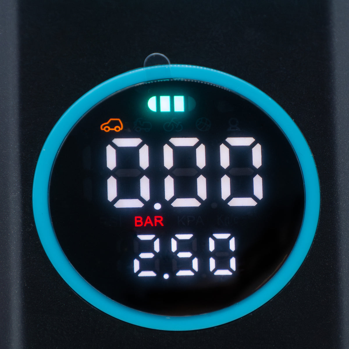 MOTUS AirPump PRO w kolorze turkusowym - zbliżenie wyświetlacza z odczytem ciśnienia