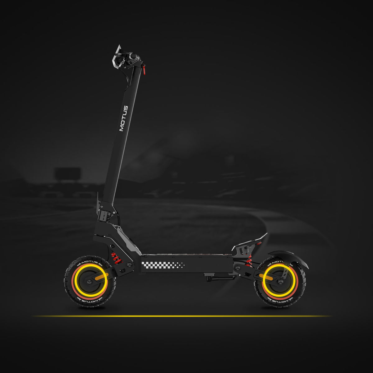 MOTUS Daytona 10 Max z profilu: silnik w przednim i w tylnym kole zaznaczony żółtym pierścieniem, ciemne tło.