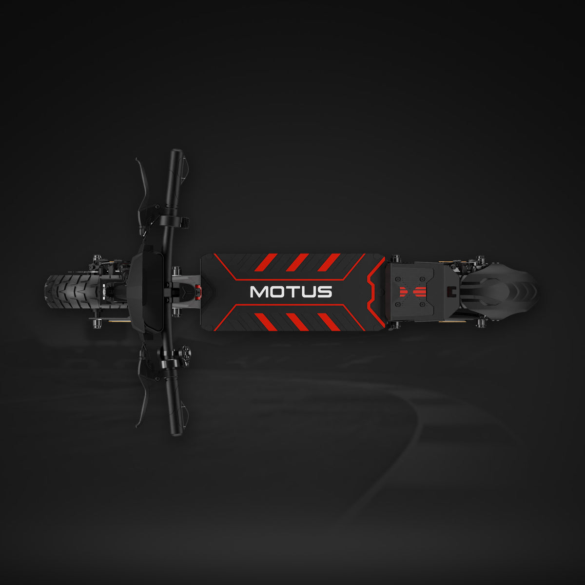 MOTUS Daytona 10 Max widziana z góry: podest z napisem MOTUS i kierownica, ciemne tło.