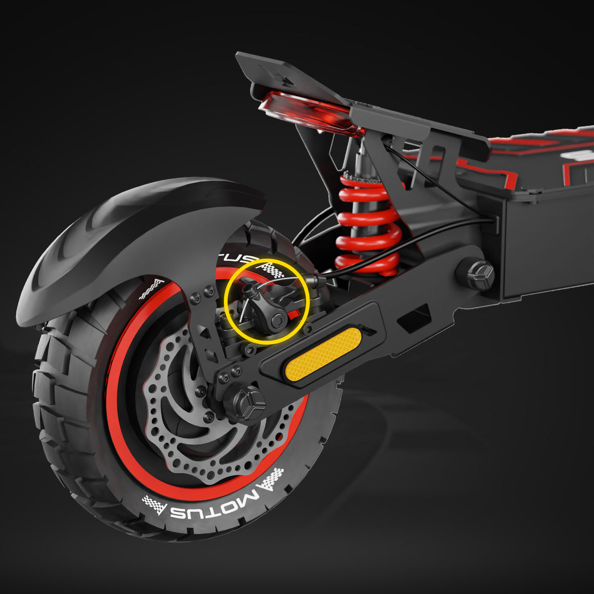 Tylny hamulec tarczowy MOTUS Daytona 10 Max: tarcza z zaciskiem przy tylnym kole, ciemne tło.