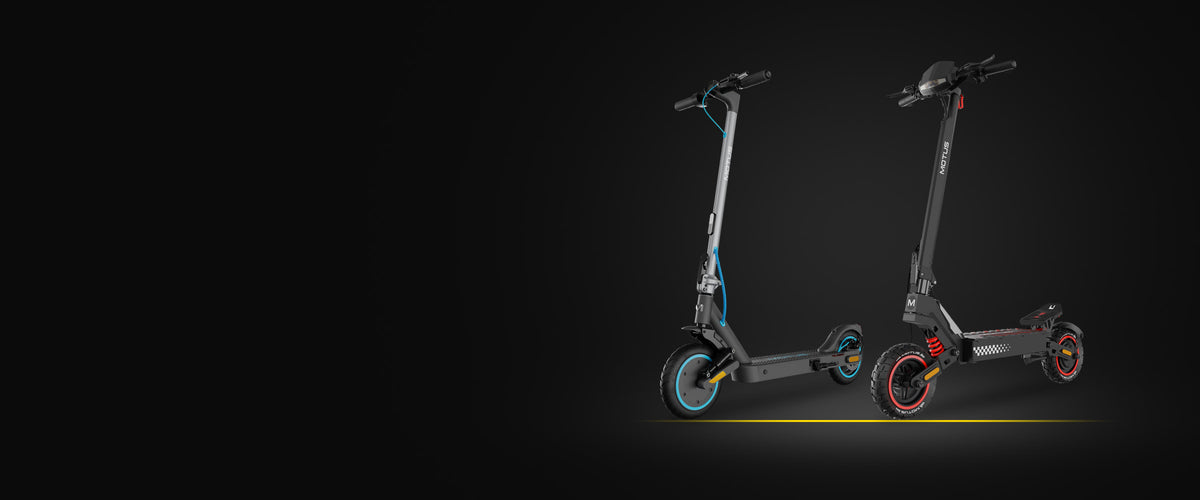 Dwie hulajnogi elektryczne MOTUS na ciemnym tle: Scooty 10 Elite i Daytona 10