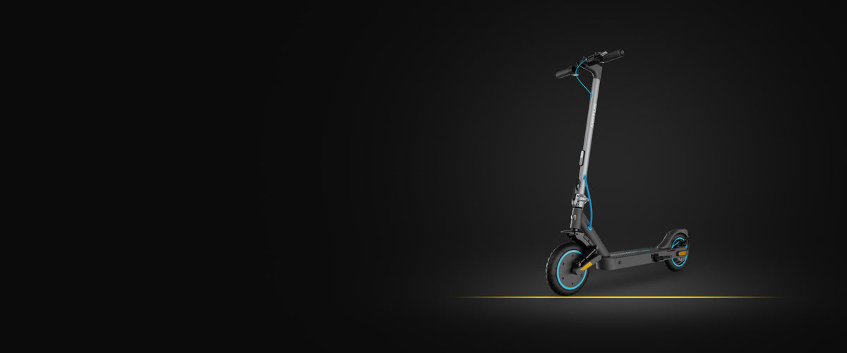 Hulajnoga miejska MOTUS Scooty 10 Elite na ciemnym tle.