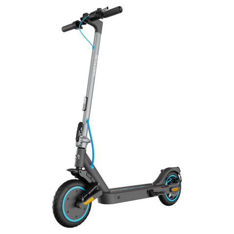 Hulajnoga elektryczna MOTUS Scooty 10 Elite, widok 3/4 z przodu z lewej, na białym tle.