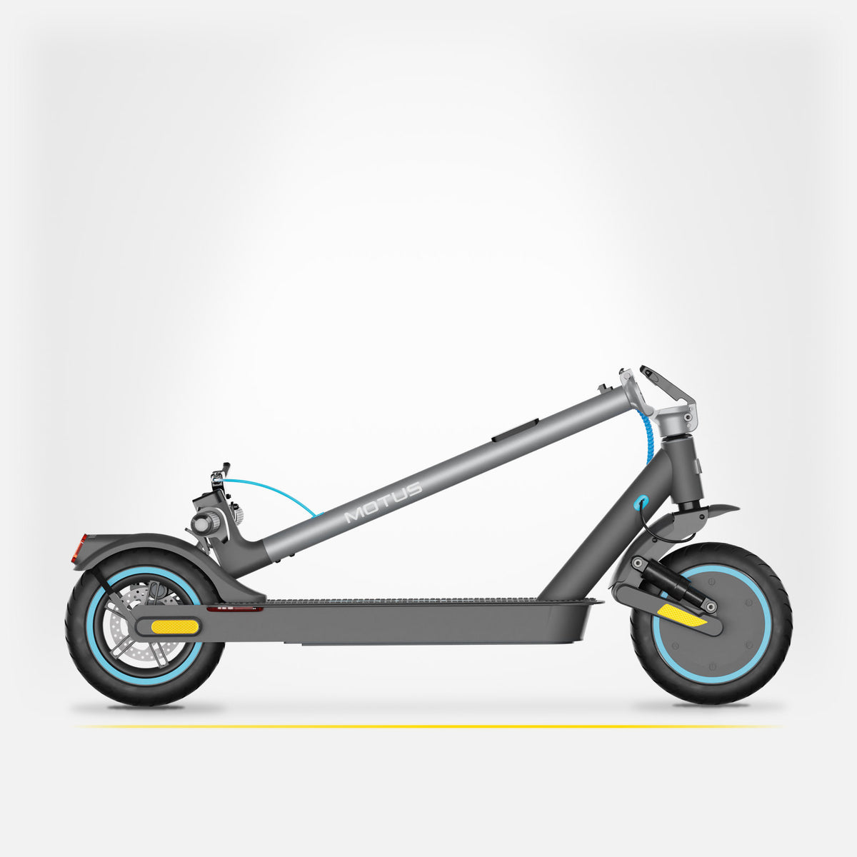 Złożona hulajnoga elektryczna MOTUS Scooty 10 Elite z boku, kolumna kierownicy zaczepiona o tylny błotnik, jasne studio.