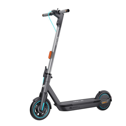 Hulajnoga elektryczna MOTUS Scooty 10 GEN5, widok 3/4 z przodu z lewej, szara rama i turkusowe akcenty, na białym tle.