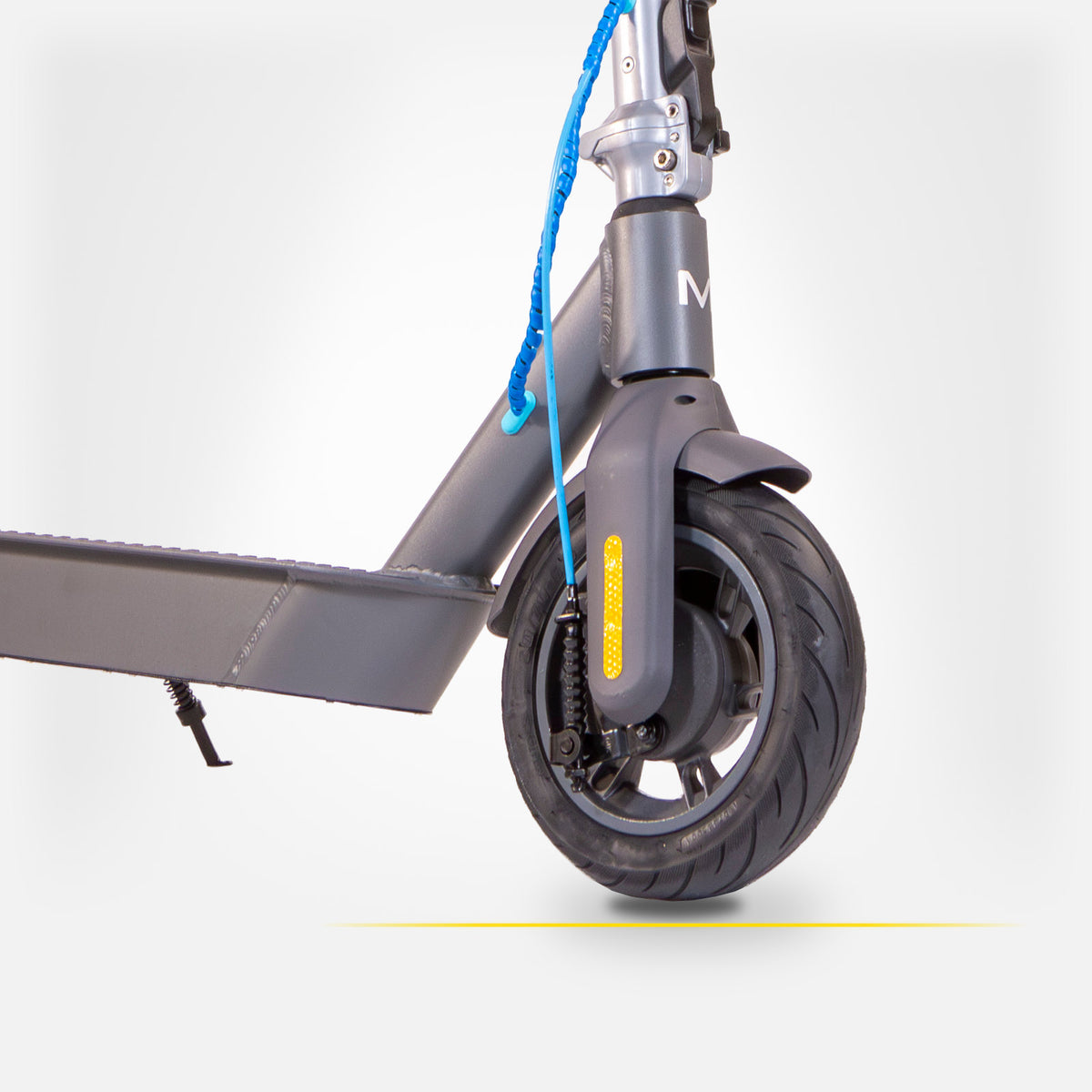 Przednie koło 10 cali hulajnogi elektrycznej MOTUS Scooty 10 GEN4 z hamulcem bębnowym, z bliska.