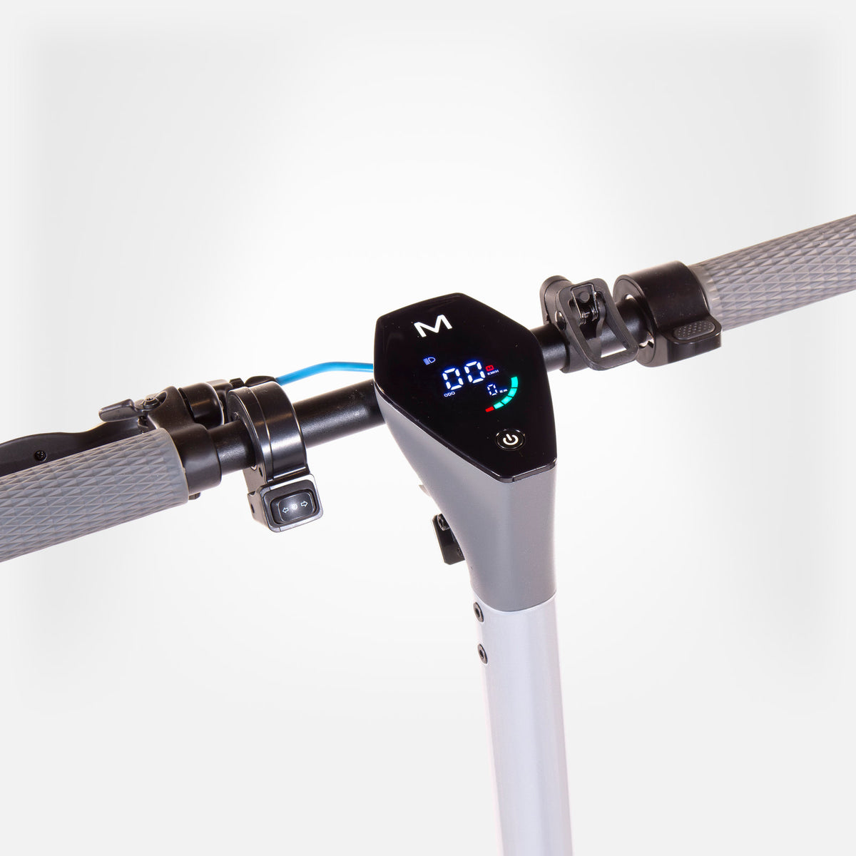 Kierownica hulajnogi elektrycznej MOTUS Scooty 10 GEN4 z włączonym kolorowym wyświetlaczem LCD i manetkami.