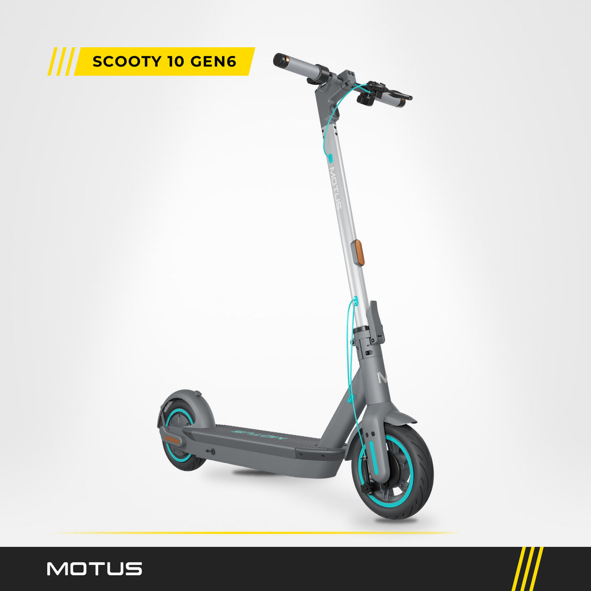 Hulajnoga elektryczna MOTUS Scooty 10 GEN6, widok 3/4 z przodu z prawej, w jasnym studiu z tabliczką SCOOTY 10 GEN6.