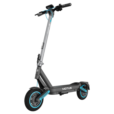 Hulajnoga elektryczna MOTUS Scooty 10 Max, widok 3/4 z przodu z lewej, grafitowa rama i turkusowe akcenty wahaczy, na białym tle.