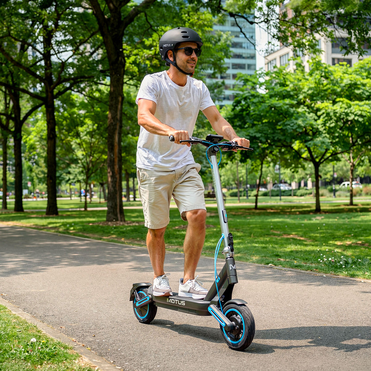 MOTUS Scooty 10 Max - podczas jazdy w parku