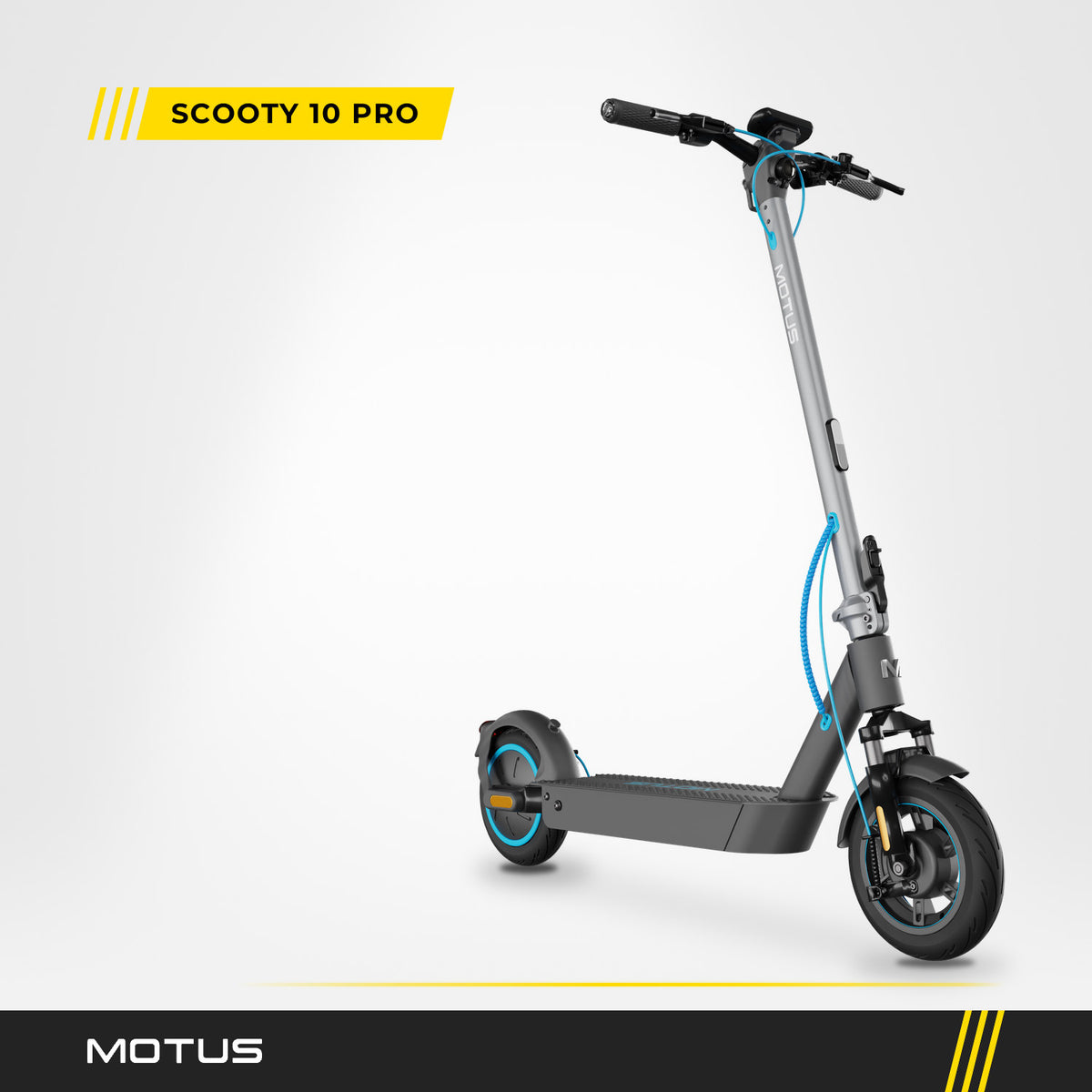 Hulajnoga elektryczna MOTUS Scooty 10 Pro, widok 3/4 z przodu z prawej, grafitowa rama i turkusowe obręcze kół, jasne studio.