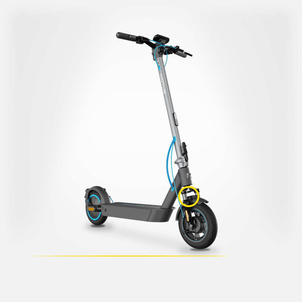 Hulajnoga elektryczna MOTUS Scooty 10 Pro, widok 3/4 z przodu: przedni widelec z amortyzatorami i koło 10 cali, jasne studio.