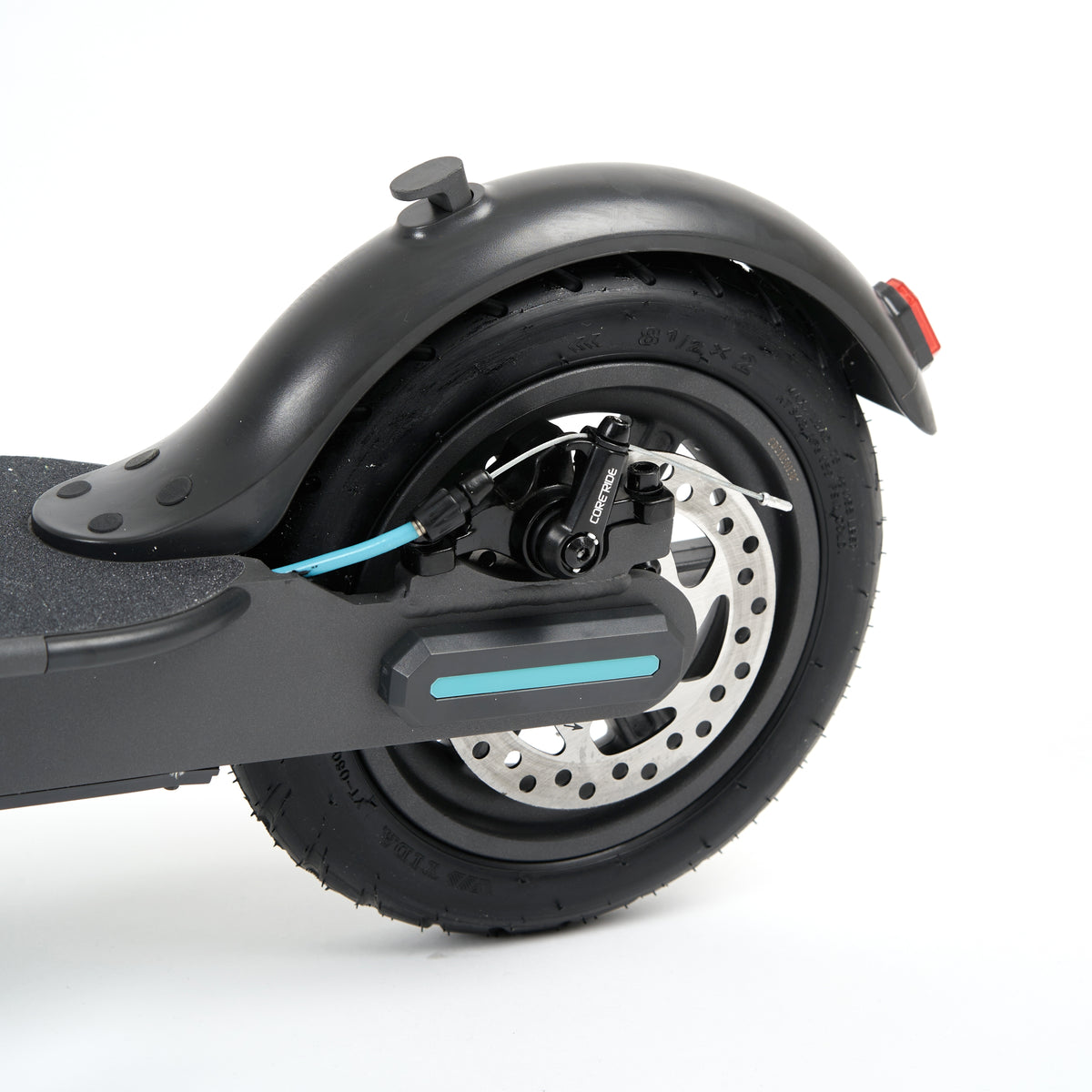 Tylne koło hulajnogi elektrycznej MOTUS Scooty 8.5 z hamulcem tarczowym i światłem na błotniku.