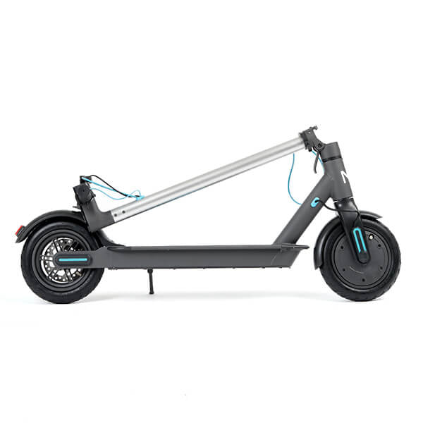 Złożona hulajnoga elektryczna MOTUS Scooty 8.5 z boku: kolumna kierownicy zaczepiona o tylny błotnik, białe tło.