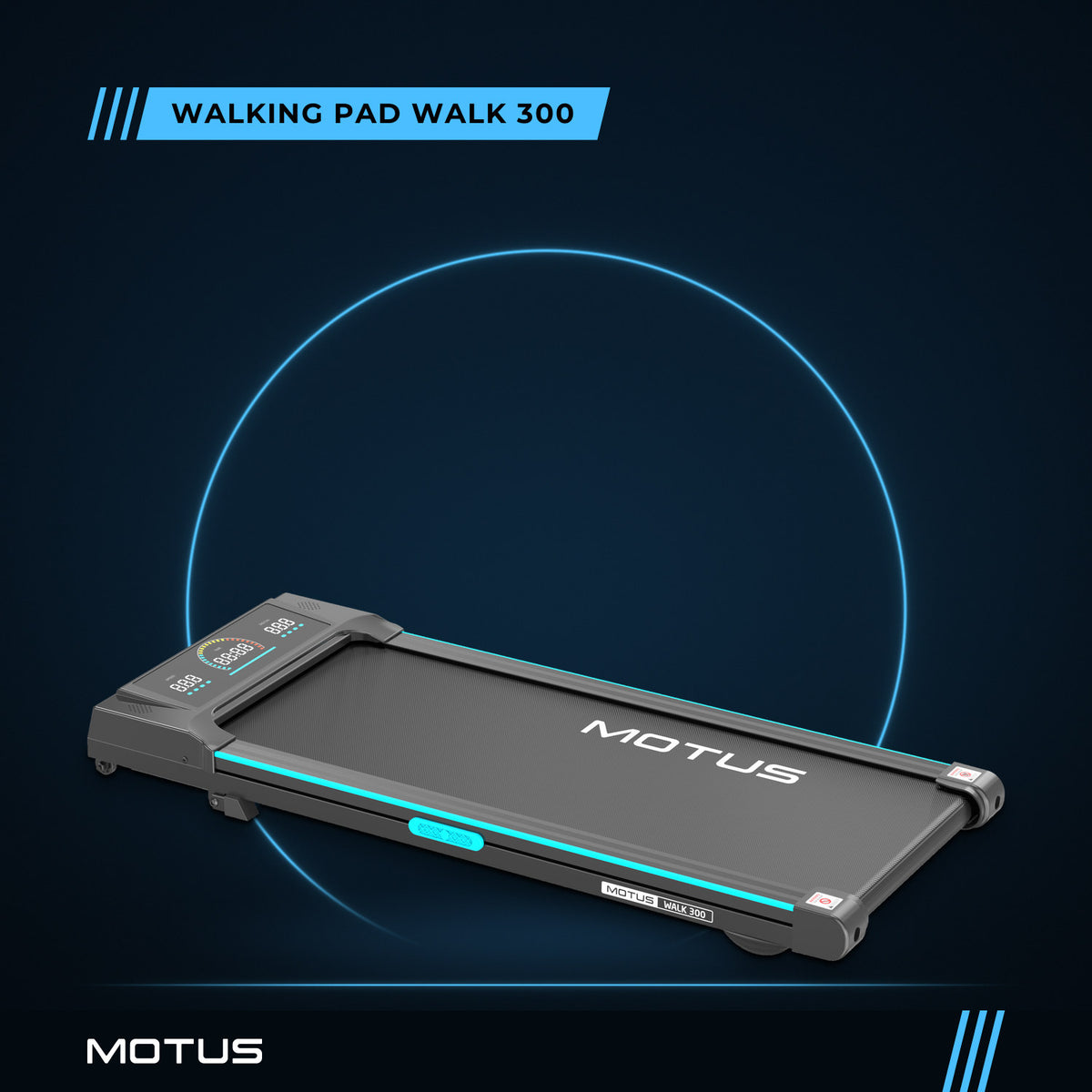 Walking pad MOTUS WALK 300 w widoku z przodu z lewej: czarna rama, listwy boczne, konsola z wyświetlaczem i logo MOTUS na pasie.