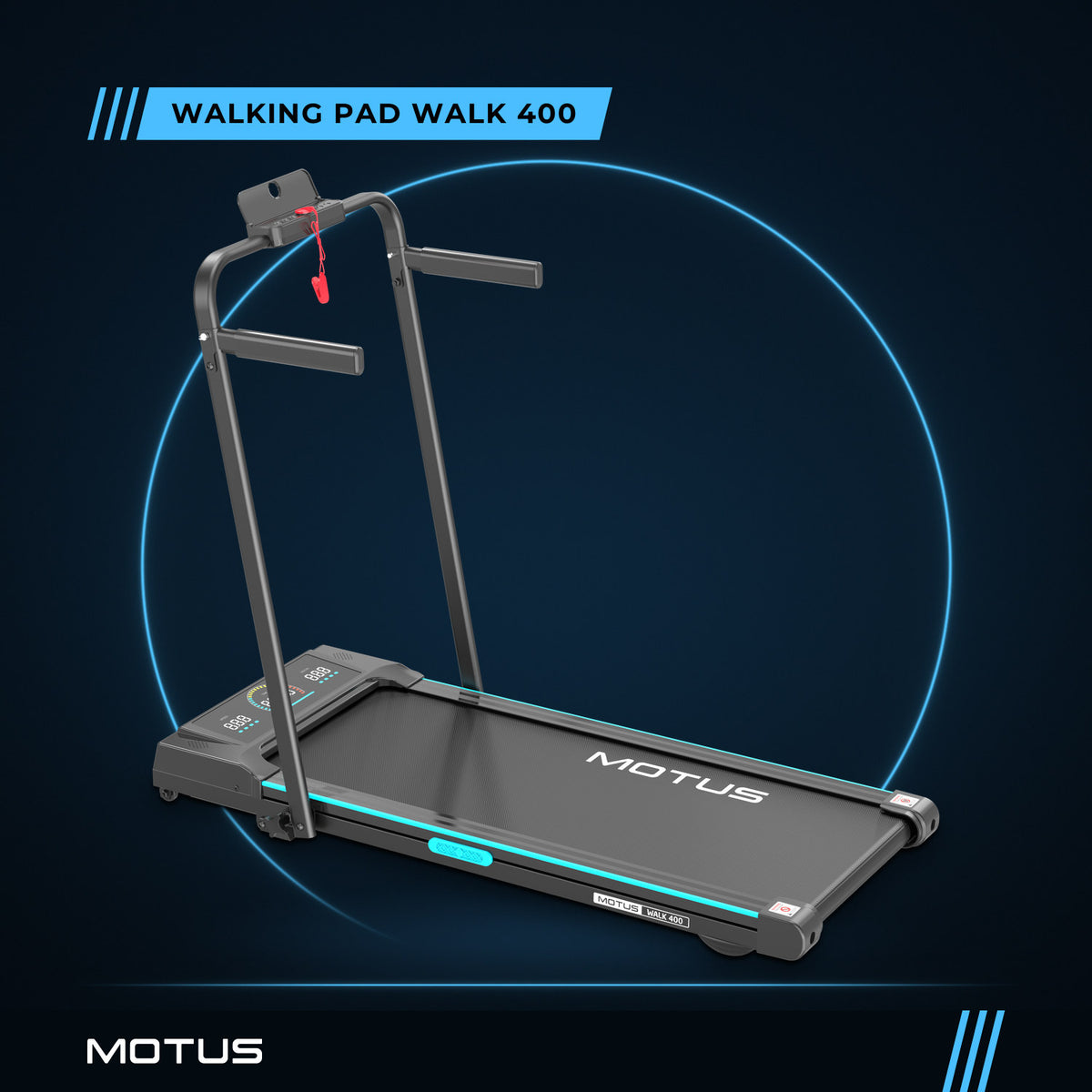 Walking pad MOTUS WALK 400 ze składaną poręczą i konsolą, widok 3/4 z lewej w granatowym studiu, błękitne listwy wzdłuż pasa.