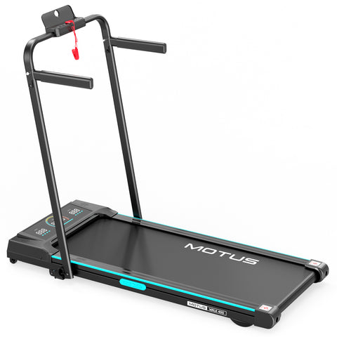 Walking pad MOTUS WALK 400 ze składaną poręczą, widok 3/4 z lewej na białym tle: dwa boczne uchwyty, konsola z czerwonym kluczem i błękitne listwy wzdłuż pasa.