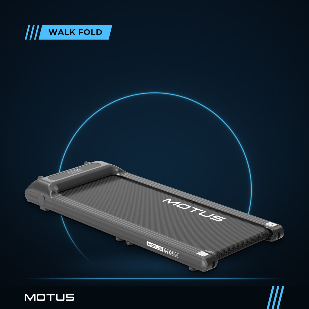 Walking pad MOTUS WALK FOLD rozłożony, widok z góry z boku, w granatowym studiu z niebieskim pierścieniem światła.