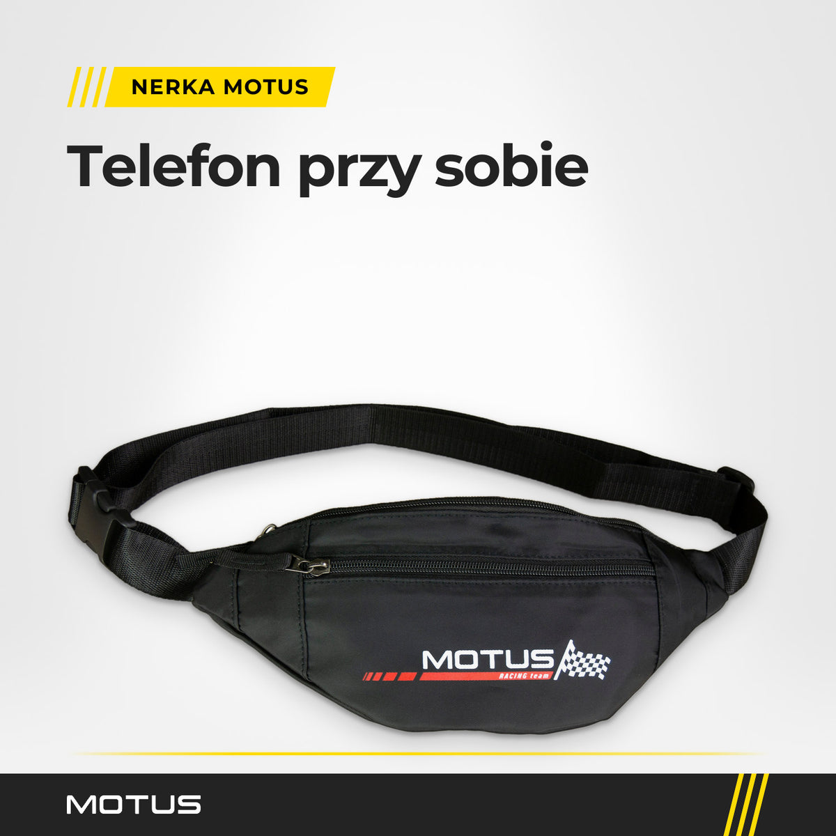 Czarna nerka MOTUS od przodu w jasnym studiu: kieszeń z zamkiem, nadruk MOTUS RACING team i pas z klamrą zatrzaskową.