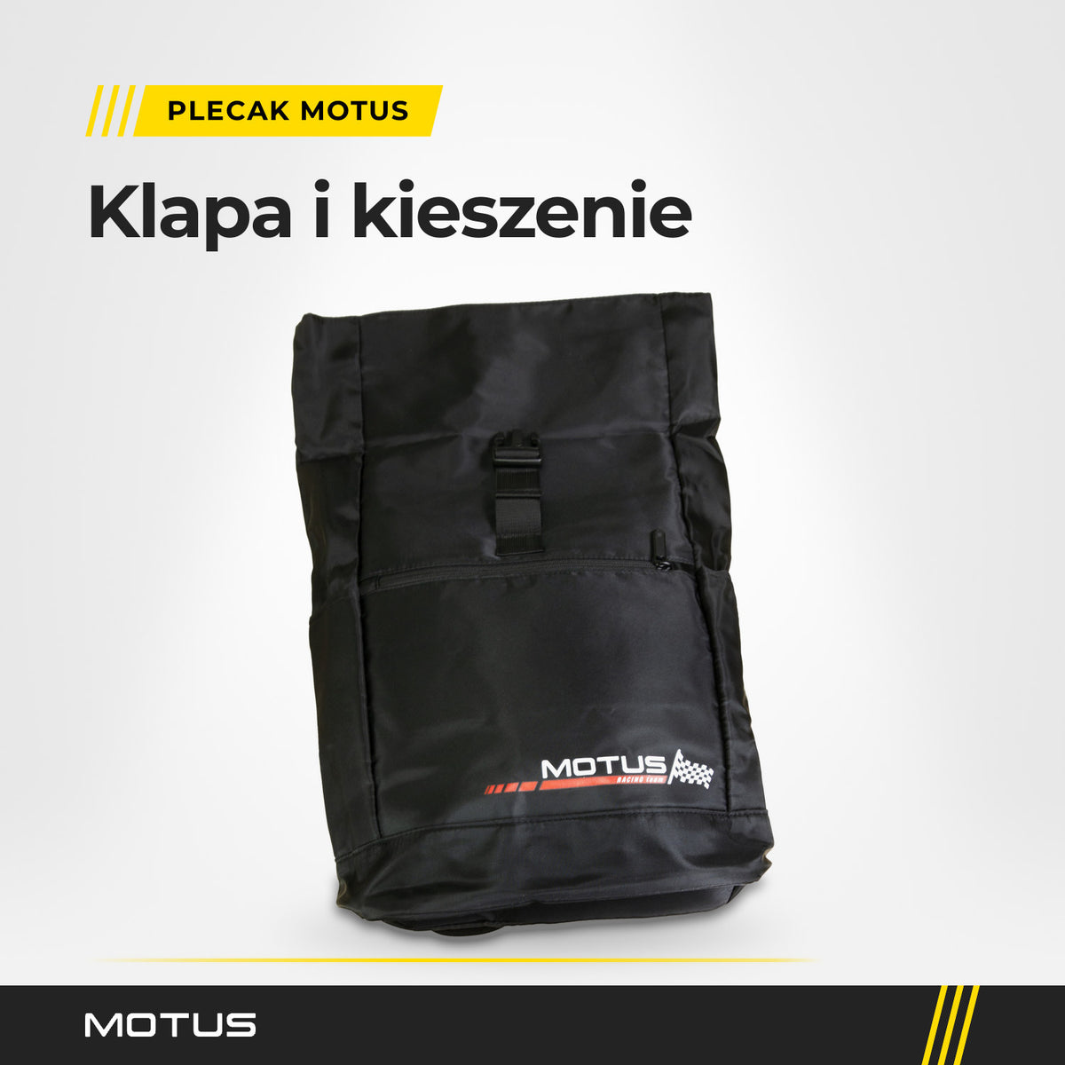 Czarny plecak Motus od przodu w jasnym studiu: klapa z klamrą zatrzaskową, kieszeń na zamek i nadruk Motus RACING team.