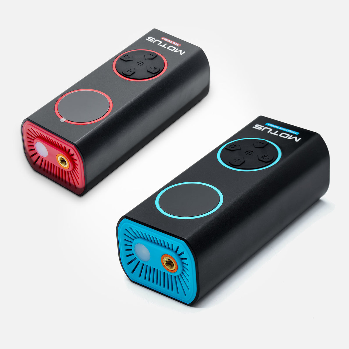 Pompki MOTUS AirPump PRO w kolorze turkusowym i czerwonym obok siebie, widok od strony wylotu i latarki.