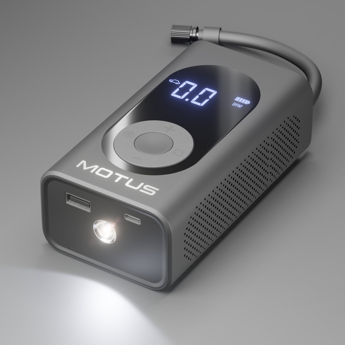Pompka Motus z włączoną latarką LED, portami USB i wyświetlaczem ciśnienia, na szarym tle studyjnym.