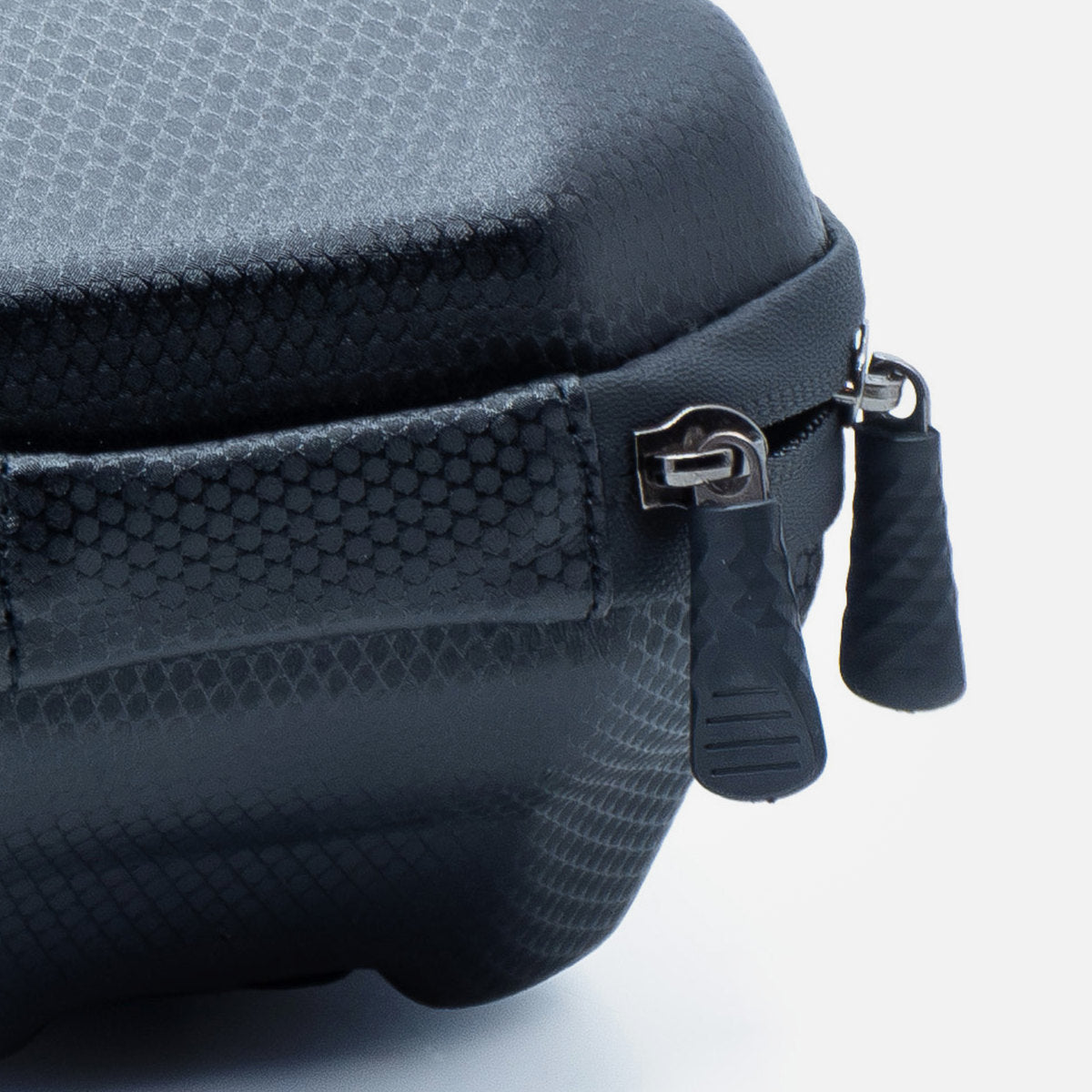 Suwaki sakwy 3L MOTUS Black Edition z bliska: dwa suwaki z uchwytami.