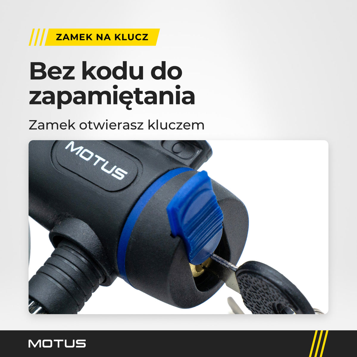 Zbliżenie zamka zapięcia MOTUS: logo MOTUS, niebieska klapka nad otworem i klucz w zamku.
