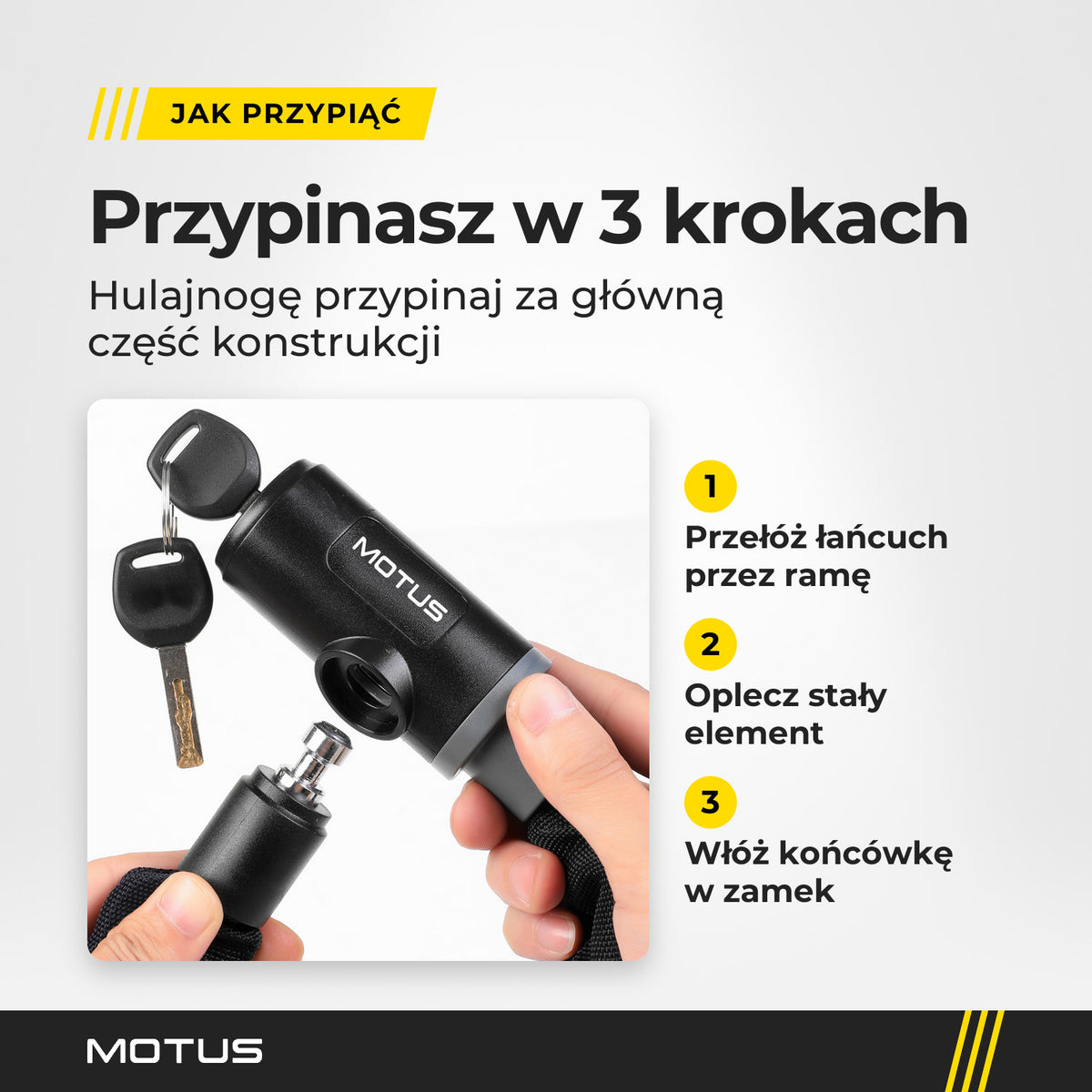Dłonie wkładają końcówkę łańcucha MOTUS w zamek, obok 2 klucze; kroki: przełóż przez ramę, oplecz stały element, włóż końcówkę w zamek.