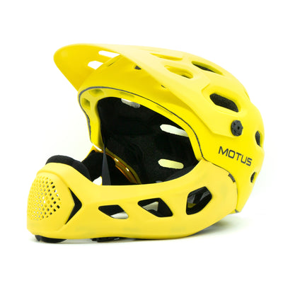 Kask MOTUS MTB żółty z założoną osłoną podbródka i daszkiem, widok 3/4 z przodu, białe tło.