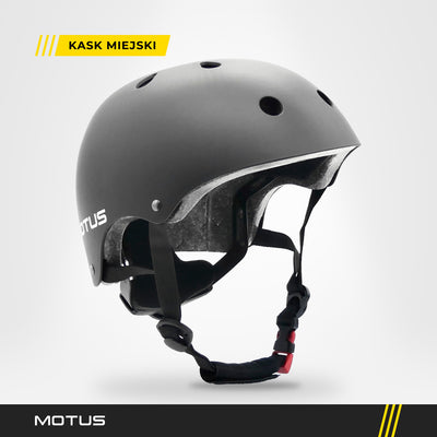 Kask regulowany MOTUS czarny, widok 3/4 od przodu: matowa skorupa, otwory wentylacyjne, welurowa wyściółka i pasek pod brodę.