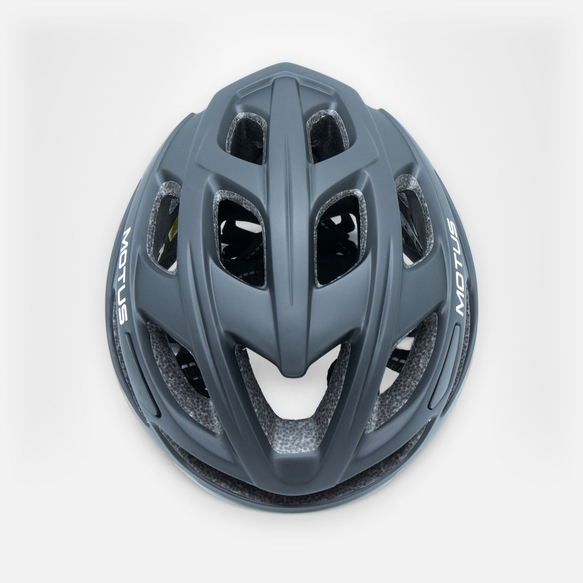 Kask rowerowy MOTUS HT-15 z góry: otwory wentylacyjne w sportowej skorupie i logo MOTUS po bokach.