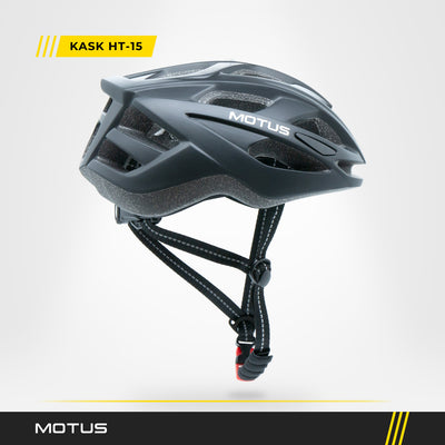 Kask rowerowy MOTUS HT-15 czarny mat w jasnym studiu: sportowa skorupa z otworami, białe logo MOTUS, regulowane paski i klamra pod brodą.