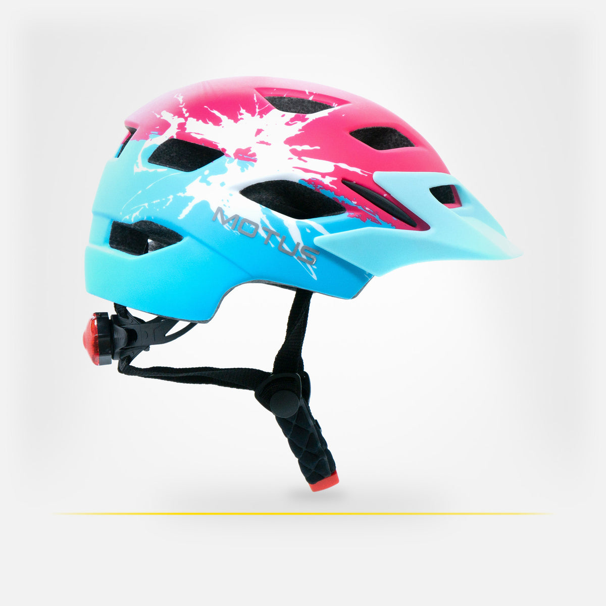 Kask dziecięcy MOTUS MTB czerwono-niebieski z prawego boku, w jasnym studiu.