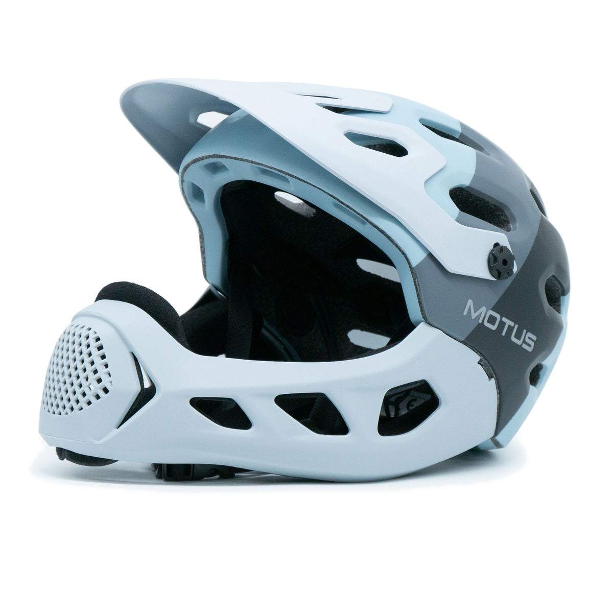 Kask MOTUS MTB szary z założoną osłoną podbródka i daszkiem, widok 3/4 z przodu, białe tło.