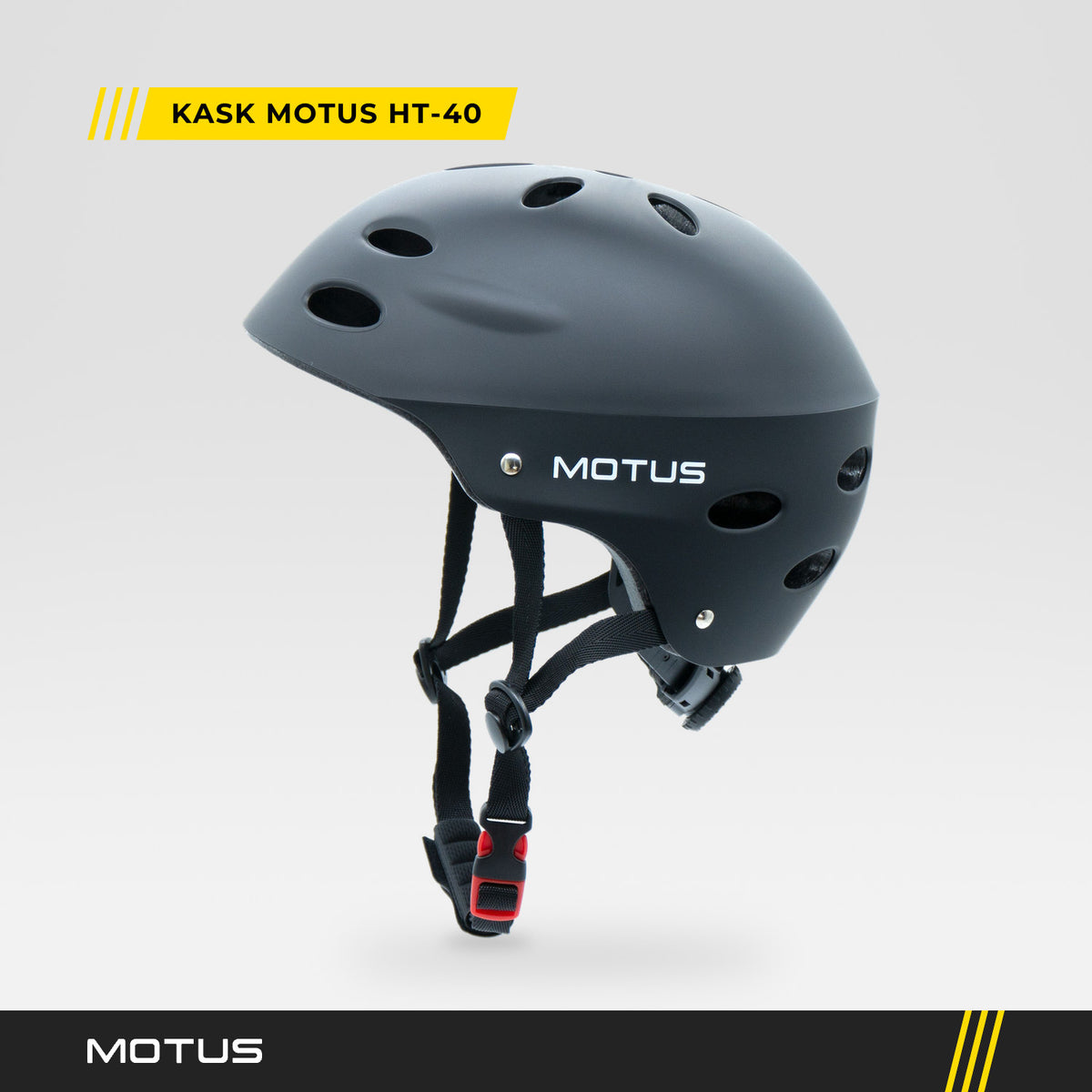 Czarny kask MOTUS HT-40, widok 3/4 z boku: białe logo MOTUS, otwory wentylacyjne, pokrętło regulacji z tyłu i pasek z czerwoną klamrą.