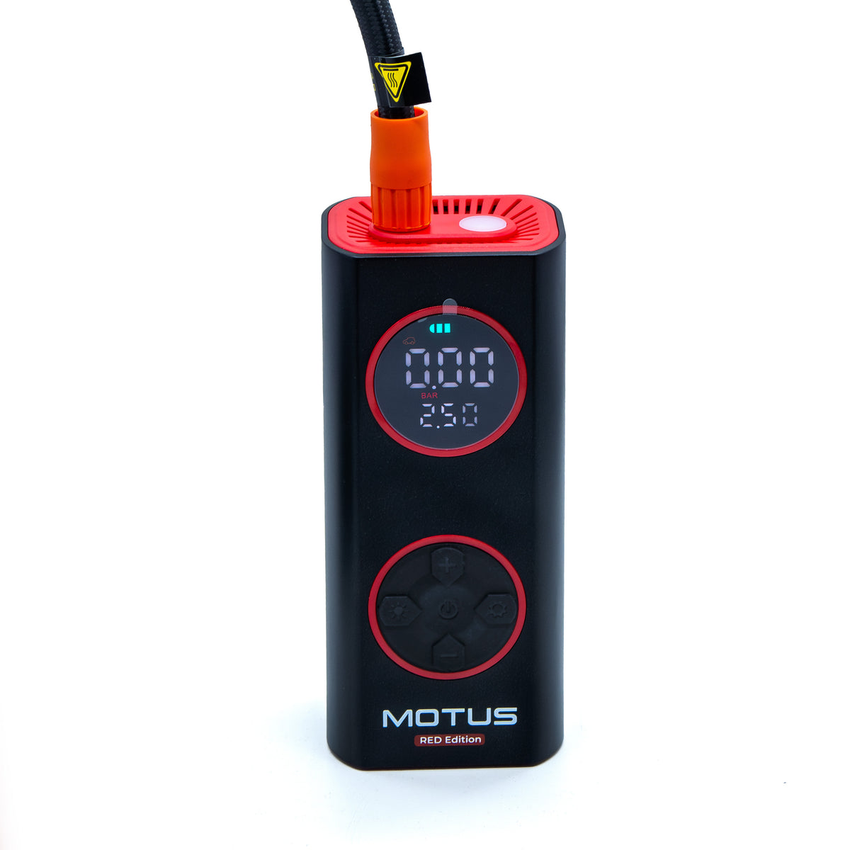 MOTUS AirPump PRO w kolorze czerwonym - z podłączonym przewodem do pompowania