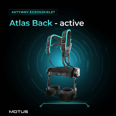 Aktywny egzoszkielet Motus Atlas Back - active w widoku 3/4 od przodu, na czarnym tle z turkusową poświatą.
