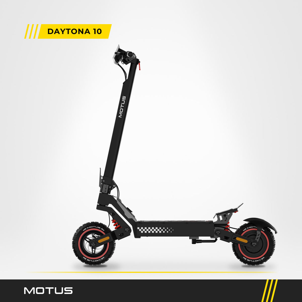 Hulajnoga elektryczna MOTUS Daytona 10 z profilu: czarna rama, czerwone sprężyny przy obu kołach i szachownica na boku podestu, jasne studio.