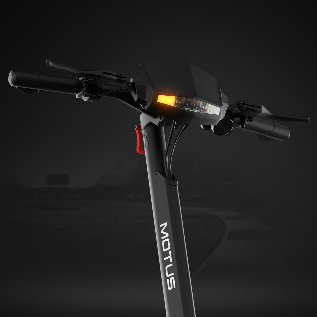 Lampa w obudowie kierownicy MOTUS Daytona 10 Max i zapalony kierunkowskaz, ciemne tło.