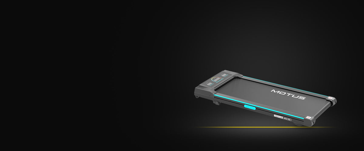 Walking pad MOTUS WALK 300 na ciemnym tle.