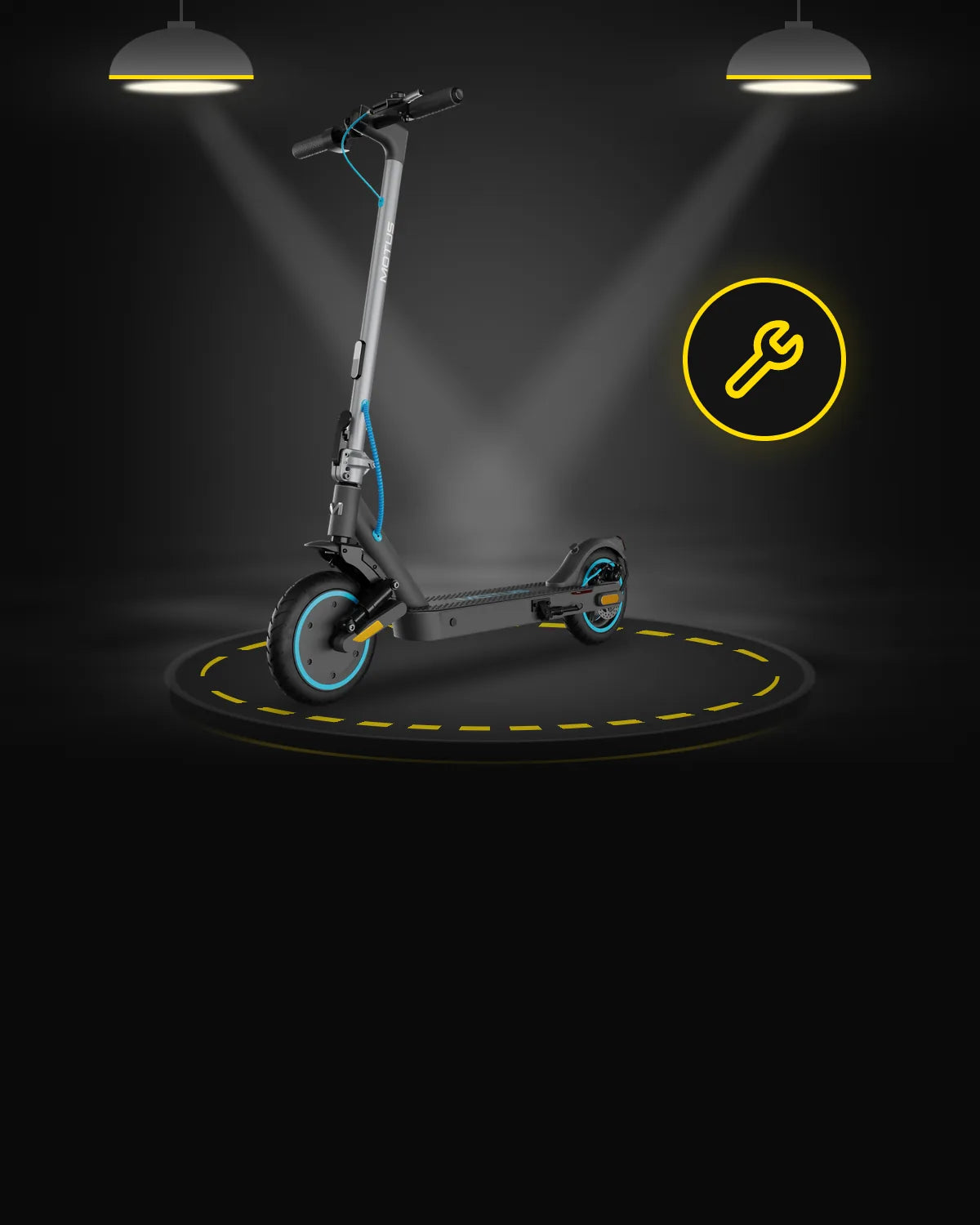 Hulajnoga elektryczna MOTUS Scooty 10 Elite na podeście pod dwiema lampami, obok żółta ikona klucza.