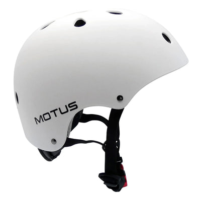 Kask regulowany MOTUS w kolorze białym - widok z boku z logo MOTUS