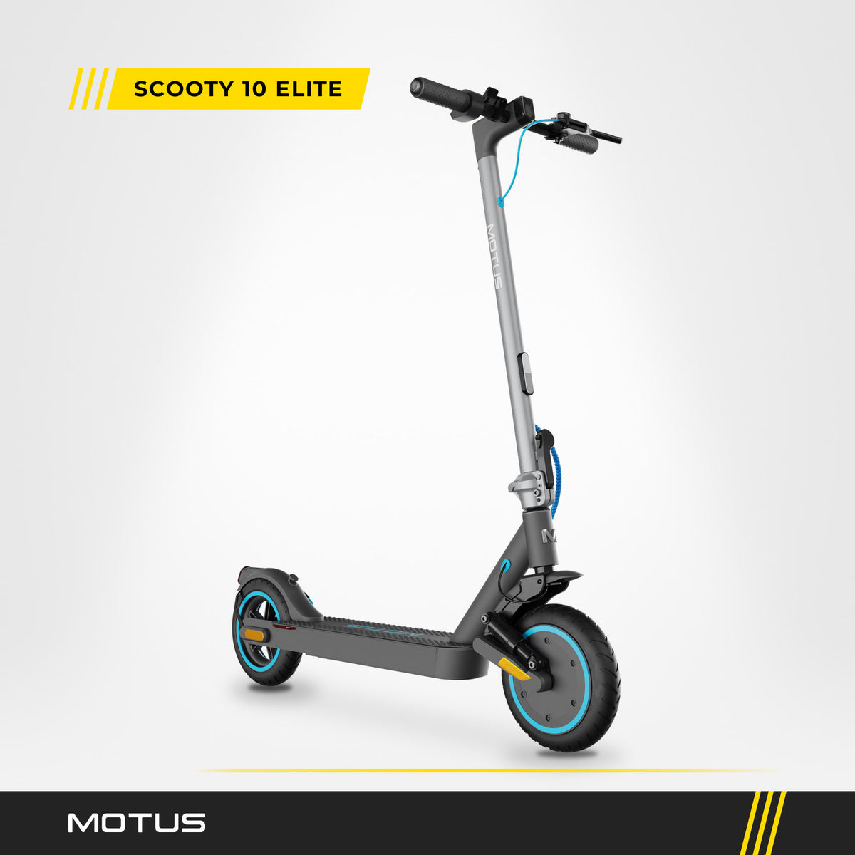 Hulajnoga elektryczna MOTUS Scooty 10 Elite, widok 3/4 z przodu z prawej, grafitowa rama i niebieskie obręcze kół 10 cali, jasne studio.