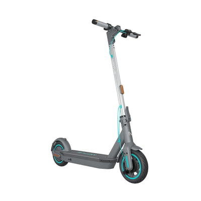 Hulajnoga elektryczna MOTUS Scooty 10 GEN6, widok 3/4 z przodu z prawej, na białym tle.