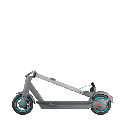 Złożona hulajnoga elektryczna MOTUS Scooty 10 GEN6 z lewego boku: kolumna kierownicy podpięta do tylnego błotnika.